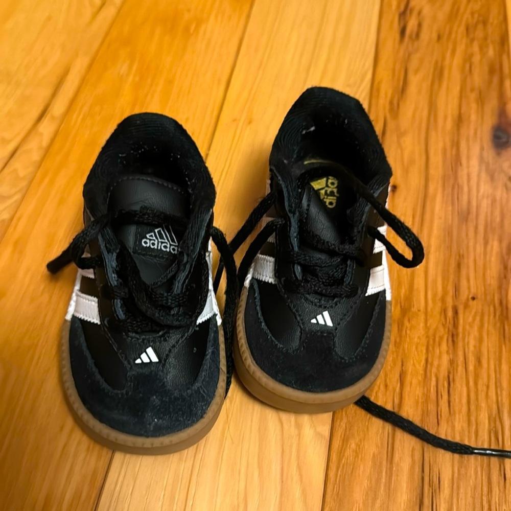 Adidas sneakers, sz 3k